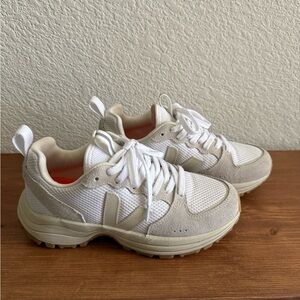 Veja Venturi Trainers in White Pierre Natural (Women’s)